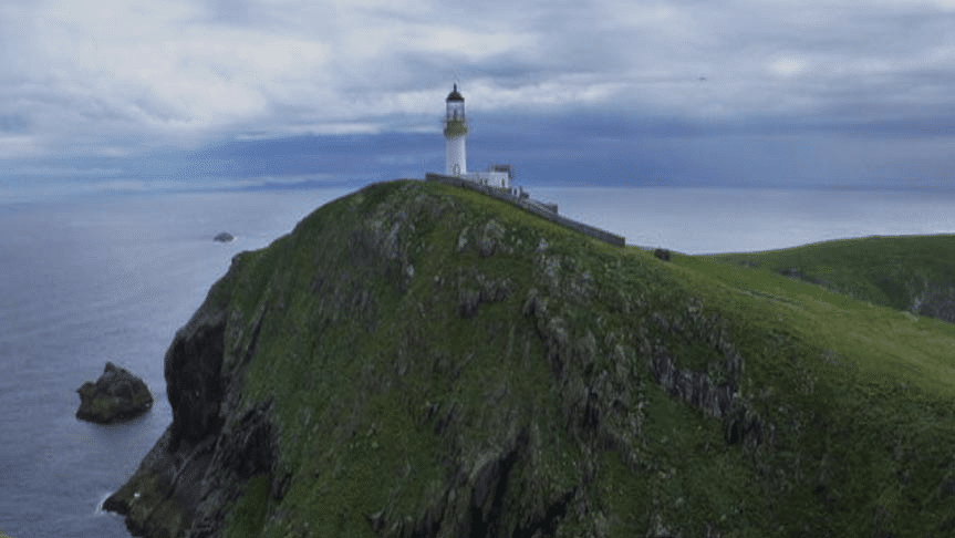 Faro de Eilean Mòr sobre acantilados expuestos al oleaje del Atlántico Norte