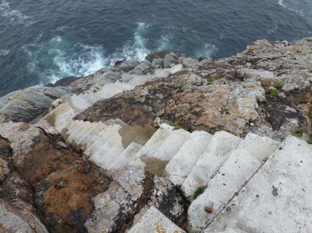 Daños estructurales en la plataforma de desembarco del faro de Eilean Mòr