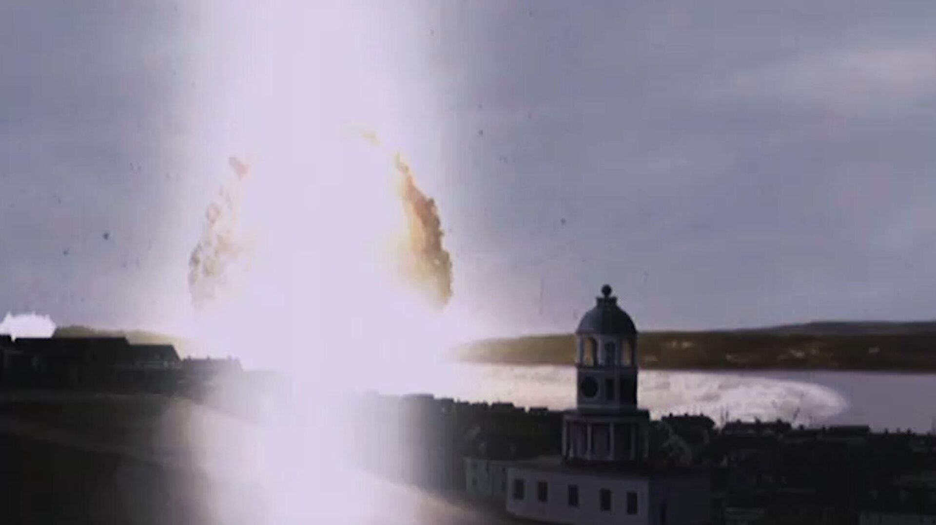 Onda expansiva y tsunami generados por la explosión de Halifax