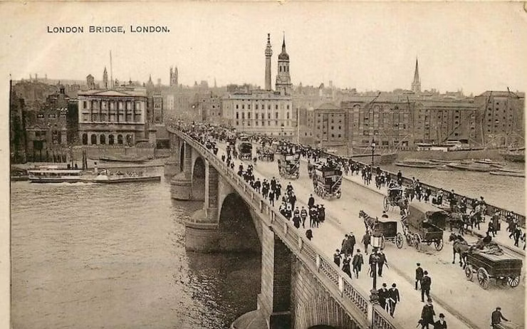 El London Bridge original sobre el río Támesis en Londres