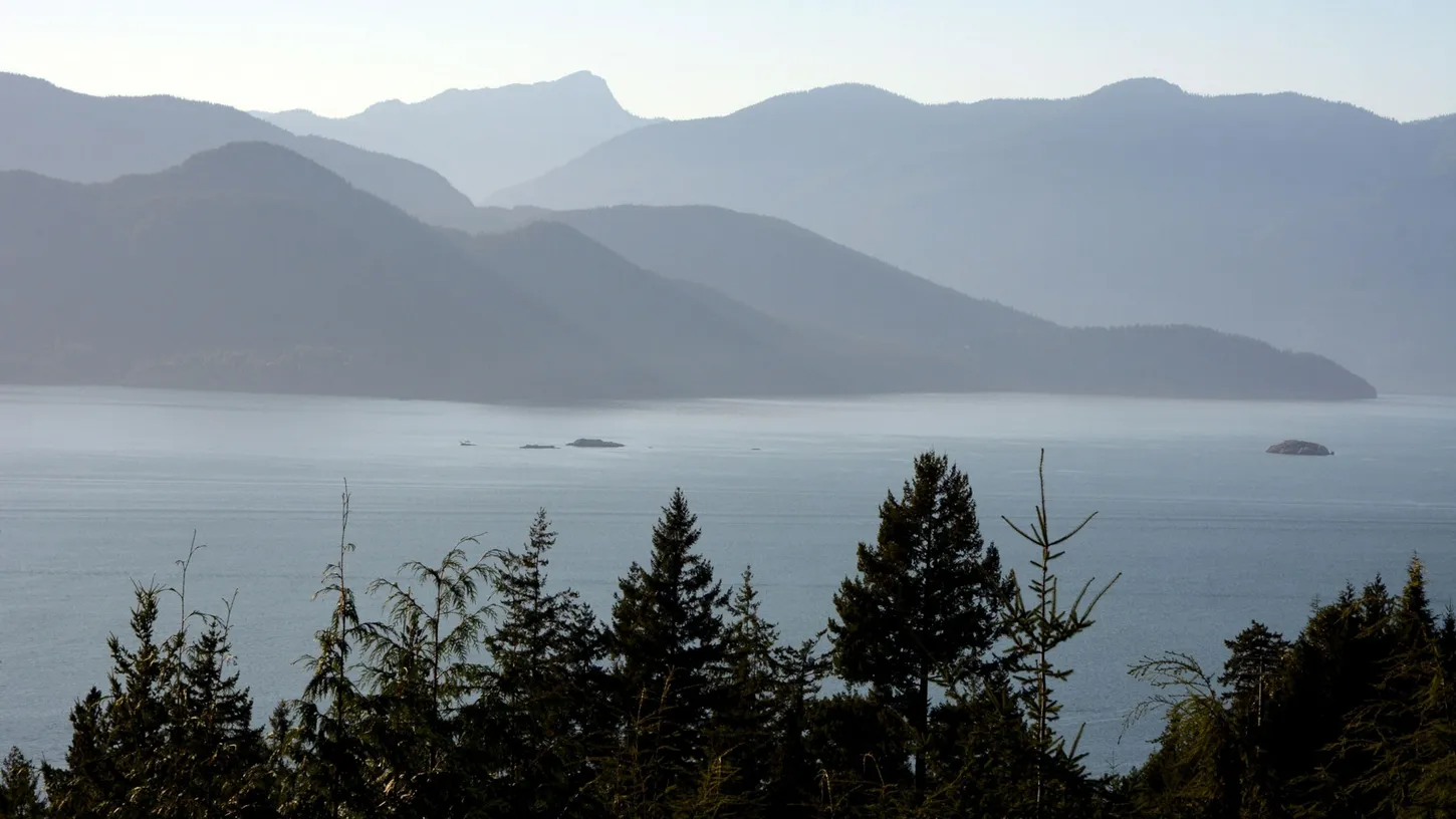 Parte del Mar Salish al norte de Vancouver con corrientes predominantes