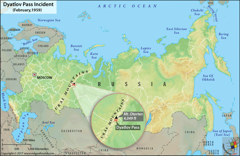 Topografía de la ladera de Kholat Syakhl donde el grupo instaló la tienda tras cortar la pendiente; la alteración del manto nival pudo desestabilizar una placa compactada por viento.